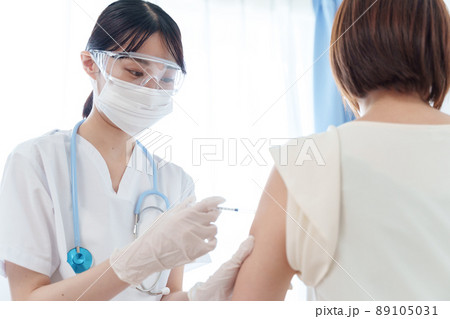 ワクチンを打つ医師 ワクチンを打つ医師 89105031