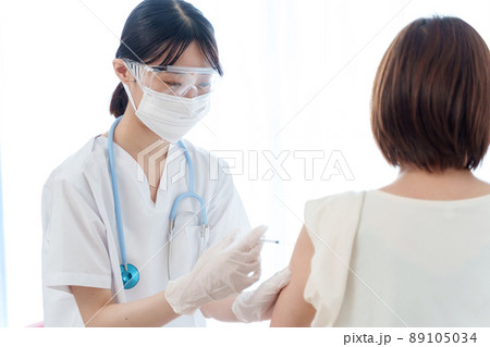 ワクチンを打つ医師 89105034
