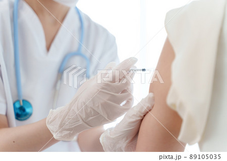 ワクチンを打つ医師 89105035