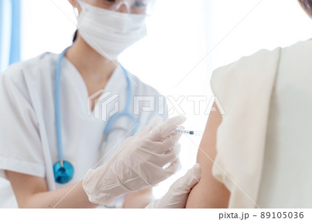 ワクチンを打つ医師 89105036
