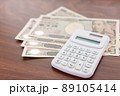 電卓とお金 89105414