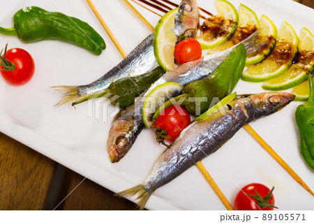 Broiled anchovies on skewers 89105571