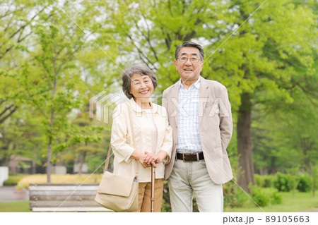 シニア夫婦　屋外 89105663