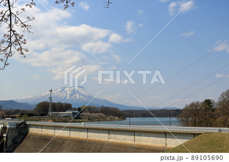 春の四十四田ダムから岩手山を望む 89105690