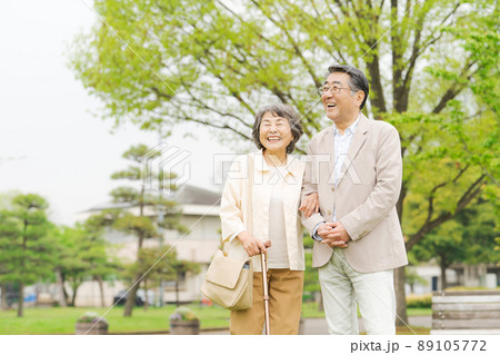 シニア夫婦　屋外 89105772
