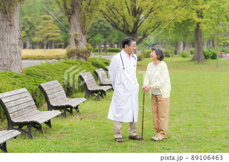 ドクターとシニア女性　屋外 89106463