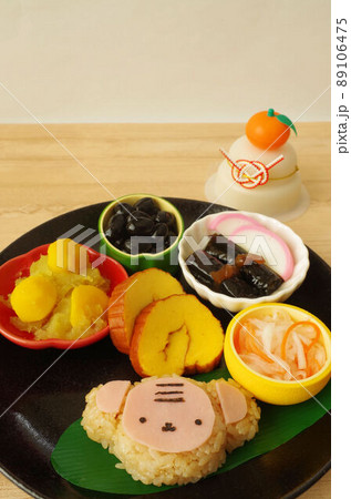 さるのおにぎりとおせち 89106475