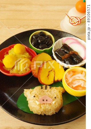 いのししのおにぎりとおせち 89106571