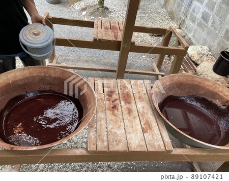 奄美大島紬村　染色体験　染色工程 89107421