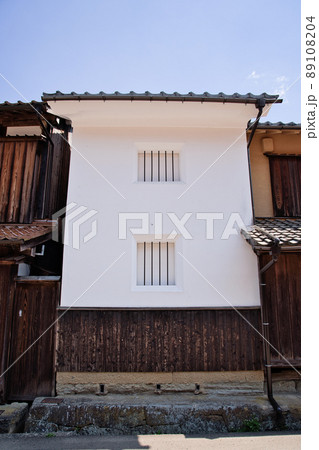 〈島根県〉世界遺産 石見銀山　大森の町の白い蔵 89108204