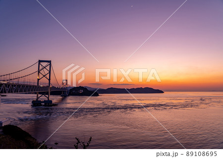 兵庫県南あわじ市　道の駅うずしおから見る大鳴門橋の夕景 89108695