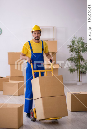 Young male contractor doing home relocation 89109148