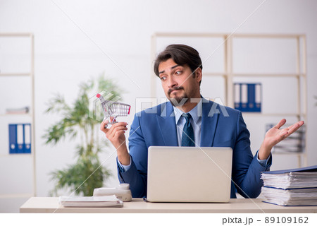 Young male employee in e-commerce concept 89109162