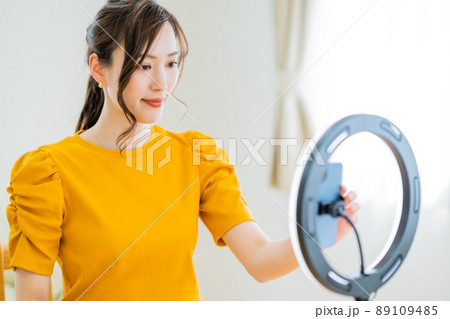 自宅で動画配信をする20代女性 89109485