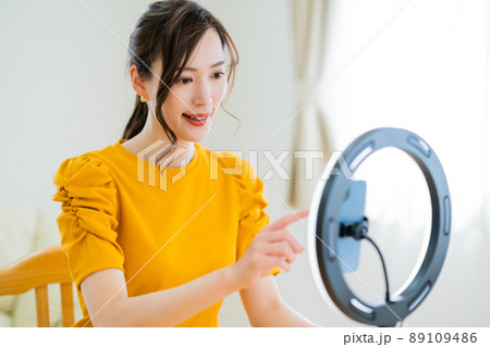 自宅で動画配信をする20代女性 89109486
