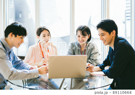 ビジネスシーン （会議、ミーティング） 89110668