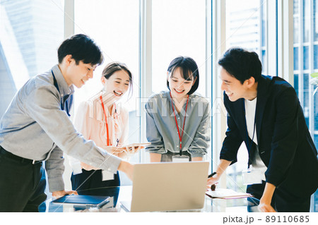 ビジネスシーン （会議、ミーティング） 89110685