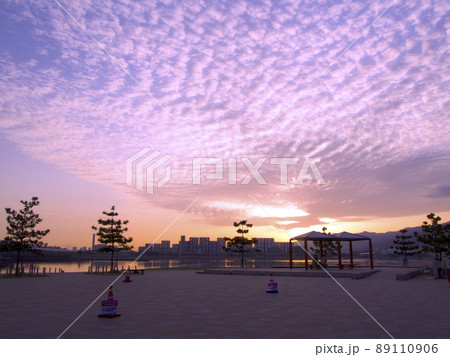 香櫨園浜（御前浜公園）と芦屋シーサイドタウン（うろこ雲の夕景）/遠景に六甲山 89110906