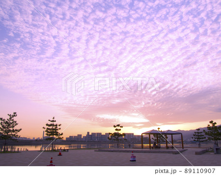 香櫨園浜（御前浜公園）と芦屋シーサイドタウン（うろこ雲の夕景）/遠景に六甲山 89110907