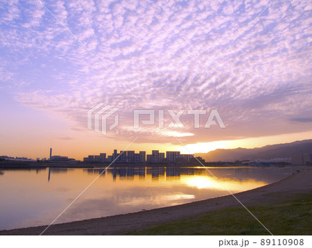 香櫨園浜（御前浜公園）と芦屋シーサイドタウン（うろこ雲の夕景）/遠景に六甲山 89110908