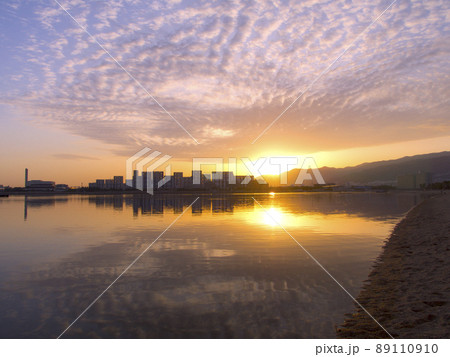 香櫨園浜(御前浜公園)と芦屋シーサイドタウン(うろこ雲の夕景)/遠景に六甲山 香櫨園浜(御前浜公園)と芦屋シーサイドタウン(うろこ雲の夕景)/遠景に六甲山 89110910