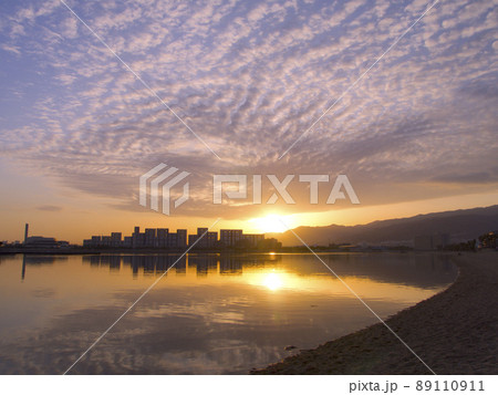 香櫨園浜(御前浜公園)と芦屋シーサイドタウン(うろこ雲の夕景)/遠景に六甲山 香櫨園浜(御前浜公園)と芦屋シーサイドタウン(うろこ雲の夕景)/遠景に六甲山 89110911
