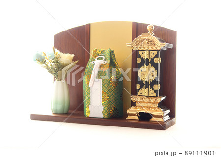 手元供養用のステージに置かれたお位牌と骨壺2 89111901