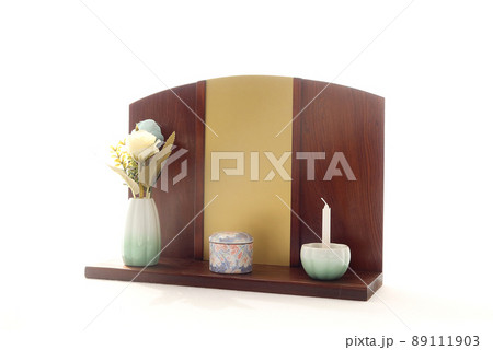 手元供養用のステージに置かれた骨壺2 89111903