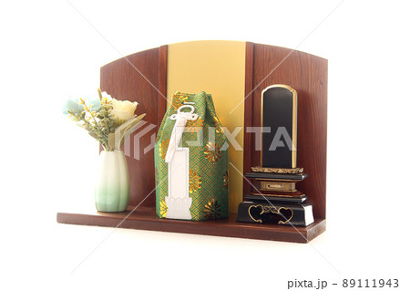 手元供養用のステージに置かれた骨壺とお位牌3 89111943