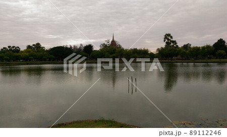 タイ王国スコータイの湖と寺院 タイ王国スコータイの湖と寺院 89112246