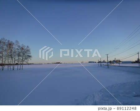 北海道幕別町の雪原 89112248