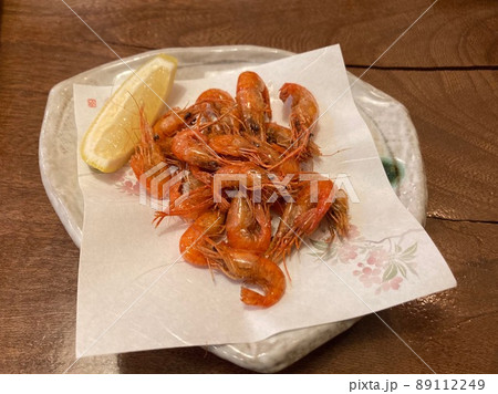 皿に盛りつけた手長エビのから揚げ　奄美大島 89112249