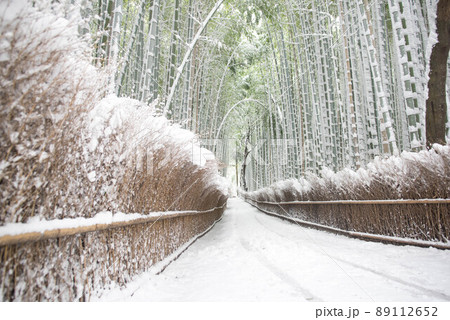 京都嵐山竹林の雪景色 89112652
