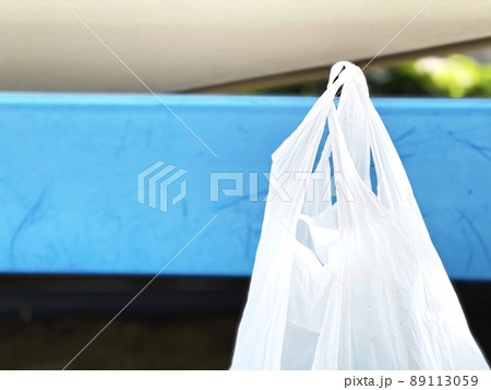 青いベンチに置いたレジ袋 89113059