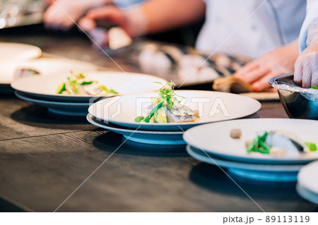 料理　盛り付けシーン 89113119