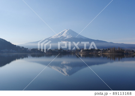 冬の河口湖で見る富士山と逆さ富士 89113168
