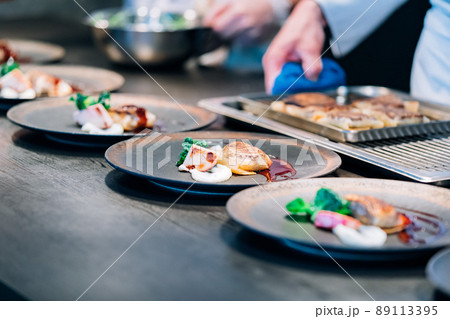料理 盛り付けシーン 料理 盛り付けシーン 89113395