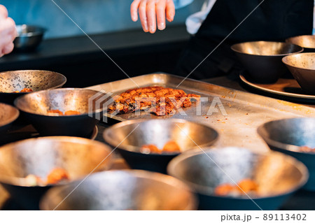 料理　盛り付けシーン 89113402