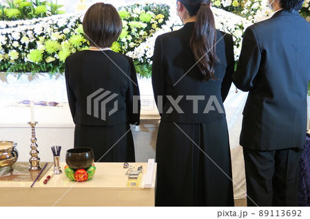 故人と対面する遺族 故人と対面する遺族 89113692