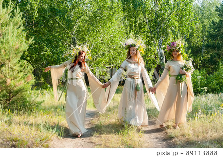 Beautiful women with flower wreath Beautiful women with flower wreath 89113888
