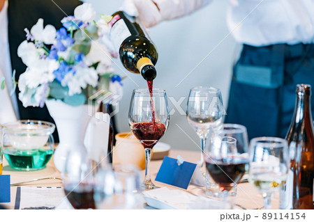 ウエディング　披露宴　ワインサーブ 89114154