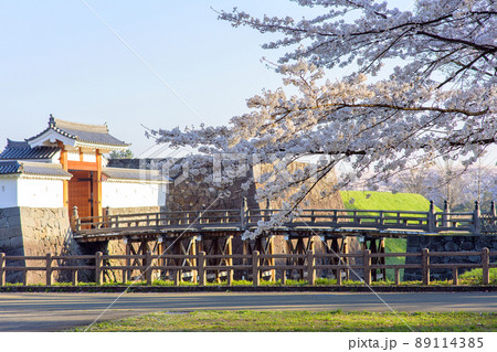 朝日を浴びる本丸一文字門 霞城公園 山形県 朝日を浴びる本丸一文字門 霞城公園 山形県 89114385