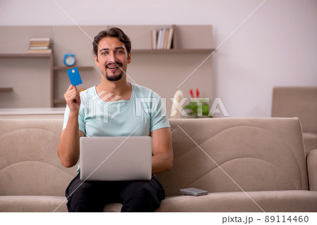 Young male freelancer sitting on the sofa 89114460