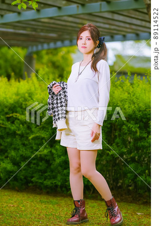 初夏の陽気の緑豊かな公園を散歩する綺麗なお姉さん 初夏の陽気の緑豊かな公園を散歩する綺麗なお姉さん 89114522