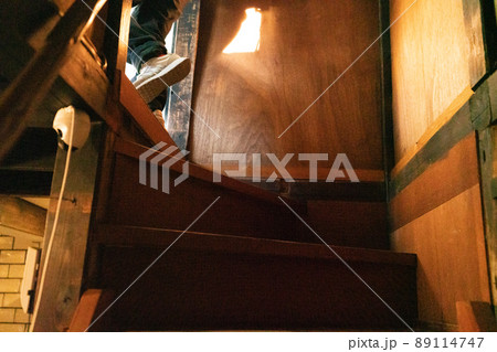 夕方の陽射しから差し込む木漏れ日 夕方の陽射しから差し込む木漏れ日 89114747