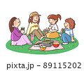芝生の上でピクニックを楽しむ4人の若い女性たち 89115202