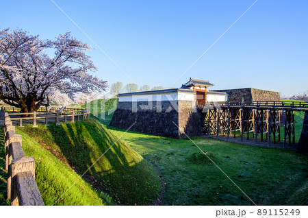 霞城公園清々しい朝　春　山形県 89115249