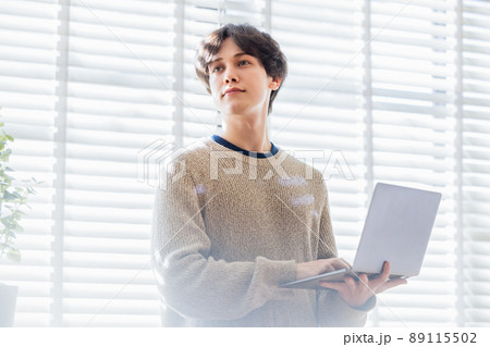 若い男性　パソコン 89115502