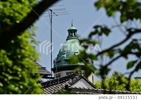 新緑の季節 歴史的建築物の趣ある銅吹き屋根と新緑の隙間から見える青空 丸屋根 ドーム型建築物 新緑の季節 歴史的建築物の趣ある銅吹き屋根と新緑の隙間から見える青空 丸屋根 ドーム型建築物 89115531