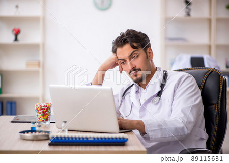 Young male doctor working in the clinic 89115631
